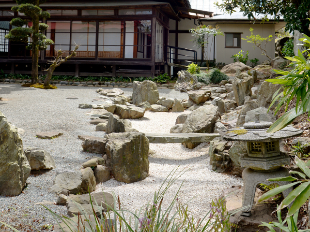寺院の庭/Temple Garden Reikan-ji temple zen rock and moss garden